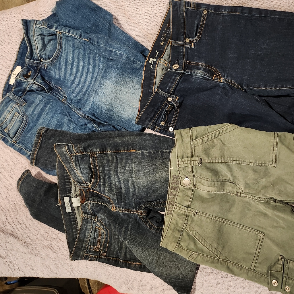 4 Pair Of Ladies Jeans, Sizes Are Different But They All Lay Out The Same.